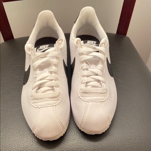 Nike Cortez White and Black Classic Sneakers with Swoosh Logo Size 6.5 - Picture 2 of 4